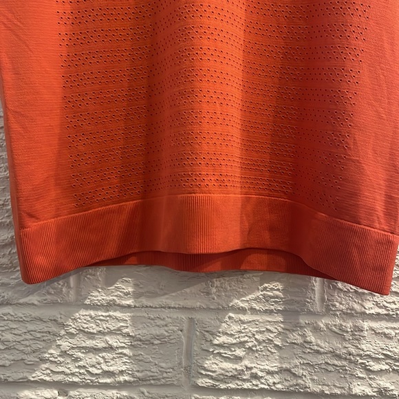 Lululemon tank. - Picture 2 of 4